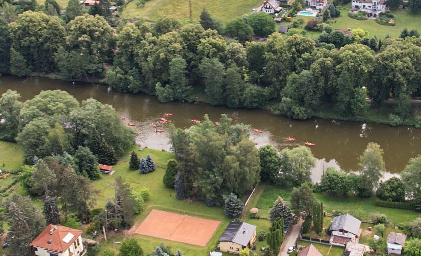 Aktivity na řece v harmonickém prostředí Javorníku, ideální pro relaxaci a sportovní vyžití.
