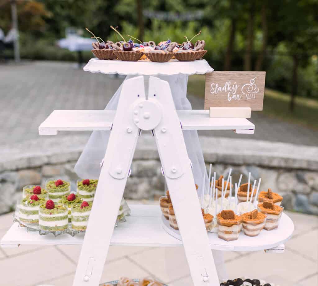 Svatební občerstvení s dorty a sladkostmi na svatební hostině.