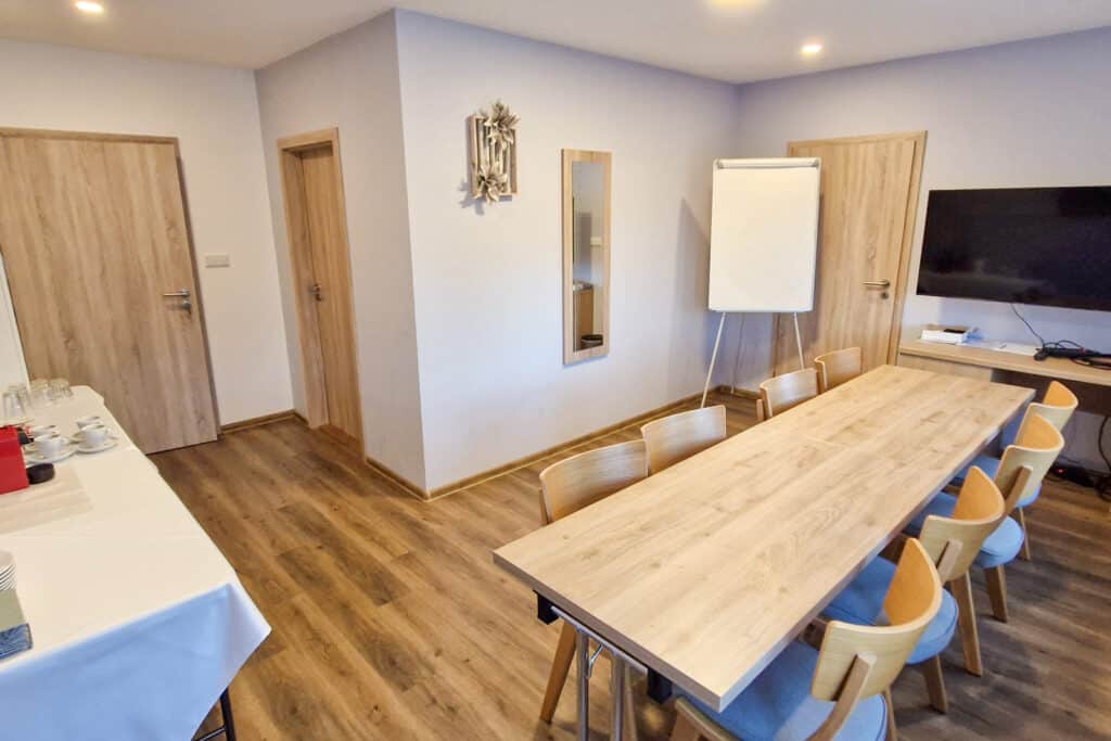 Vybavení místnosti pro skupinové setkání, ideální pro workshopy nebo školení. Moderní a pohodlné pro.
